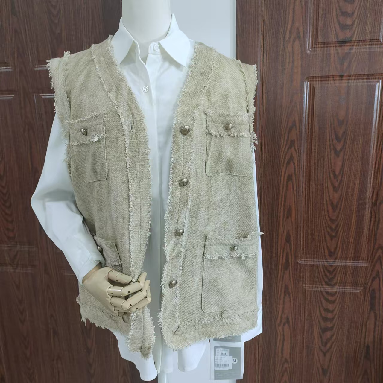 6823米色毛边方兜马甲