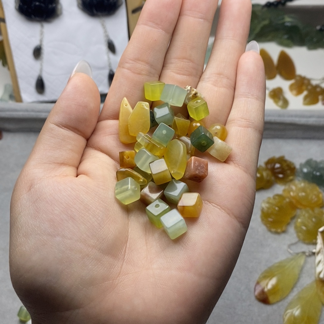 健***丽蛇纹石玉未镶嵌耳饰/颈饰