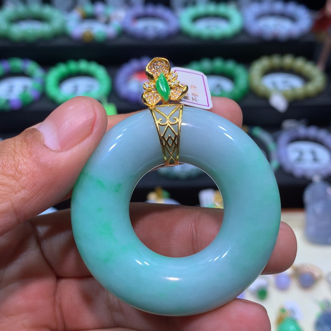 翡翠18K金镶嵌颈饰