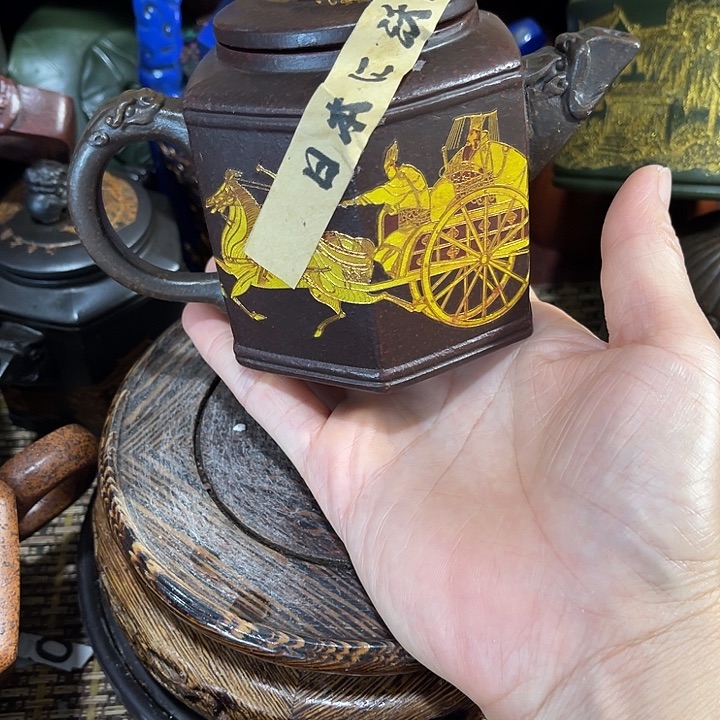 茶壶紫砂原矿泥料手工制作的一把紫砂壶。