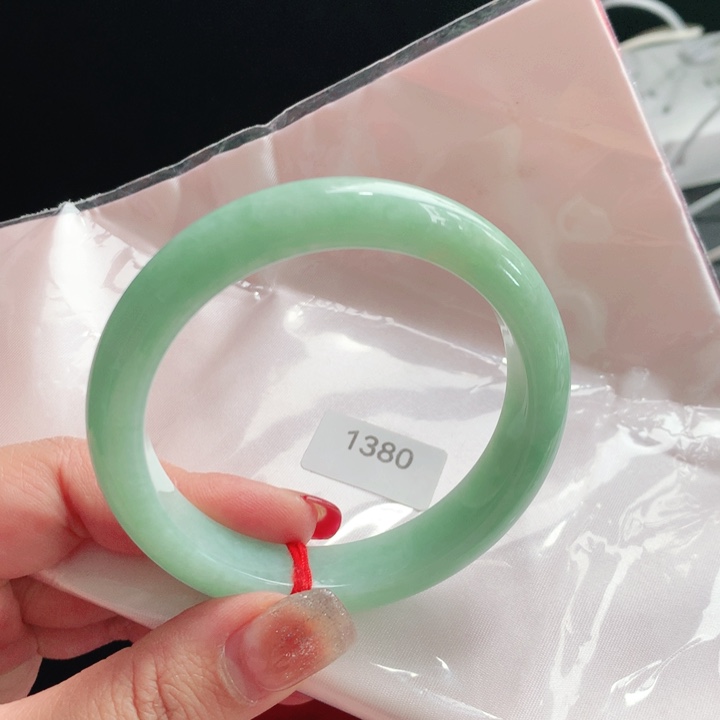 翡翠手镯未镶嵌。