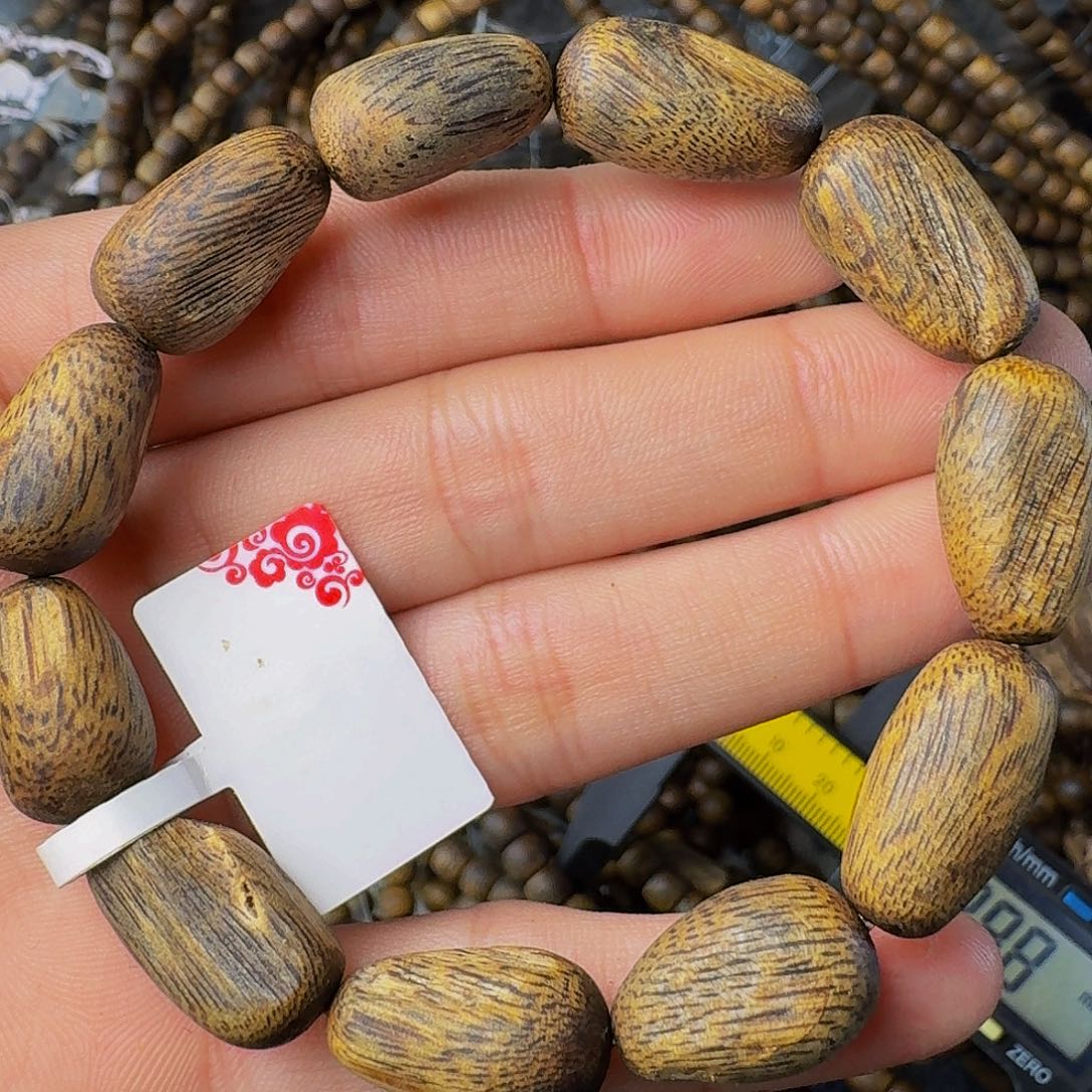 沉香手串乌身留疤10克