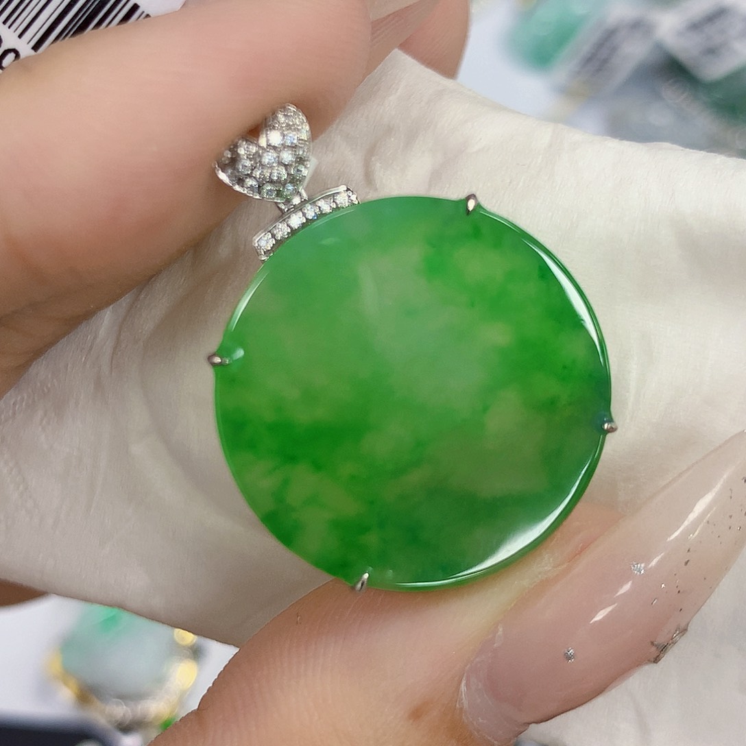 颈饰18K金镶嵌翡翠