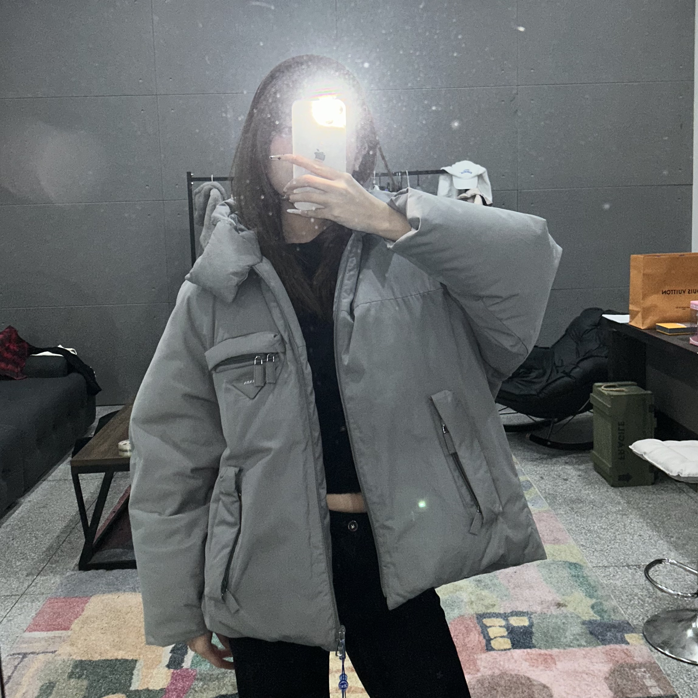 未使用 Prada/普拉达 灰色纯色连帽宽松羽绒服 40码 cl01039