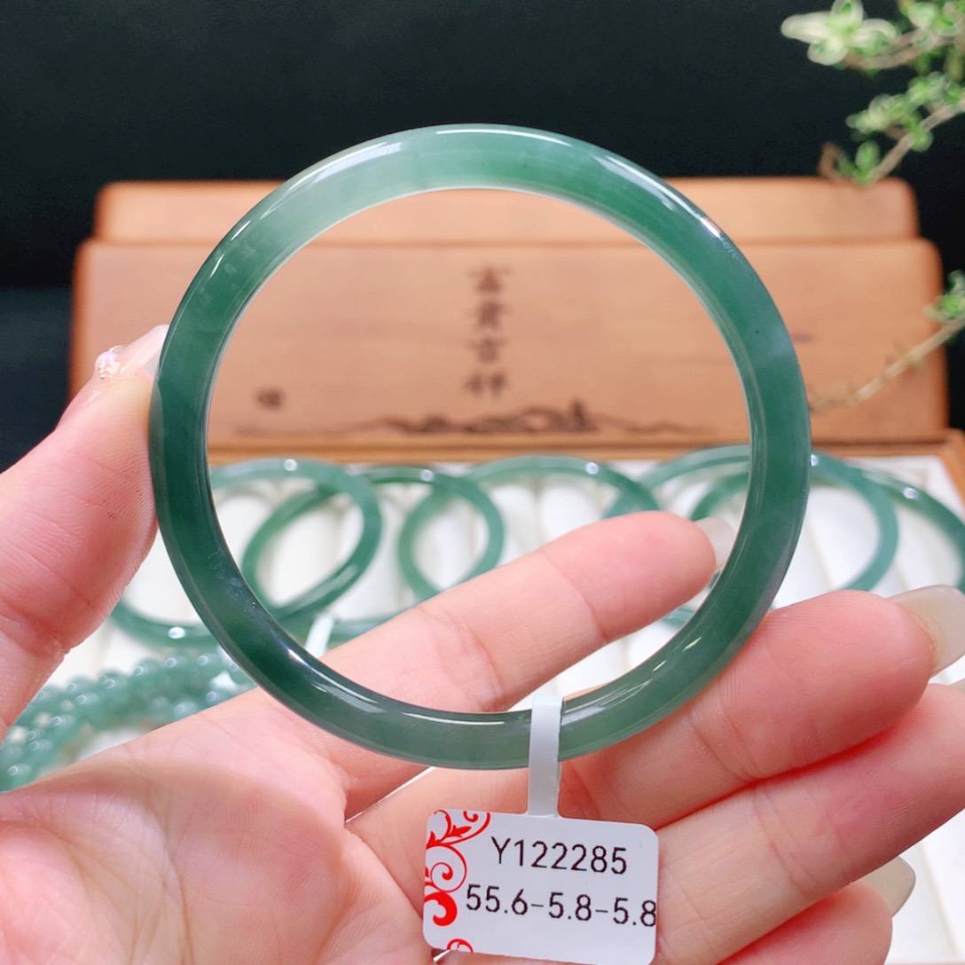 翡翠手镯未镶嵌天然