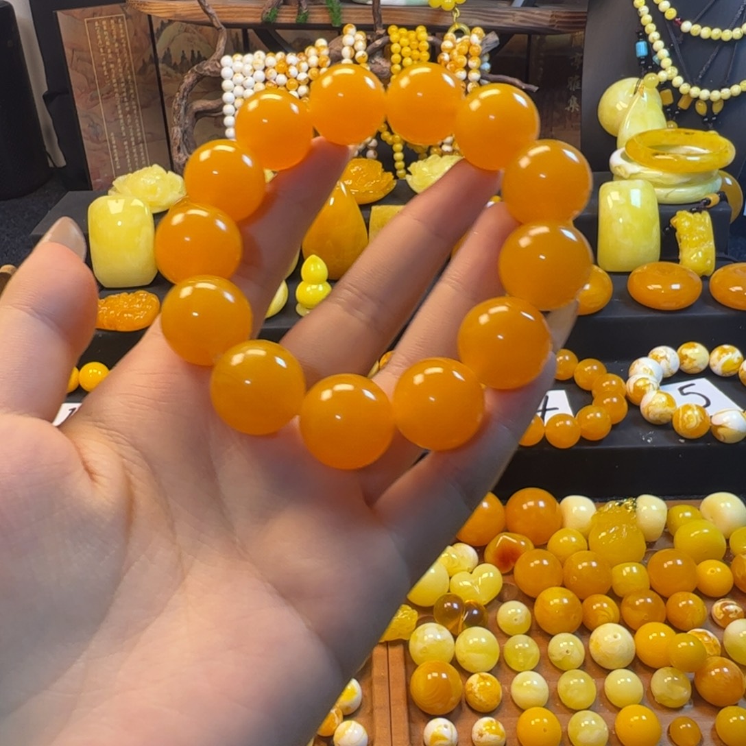 奋***狼鸡油黄浅飘花卡188手串一条