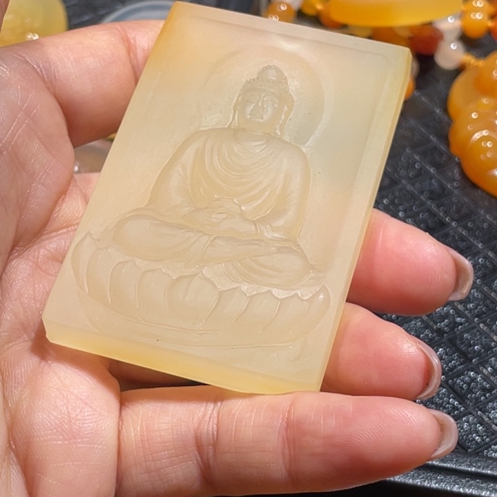 未镶嵌石英质玉（黄龙玉）挂件