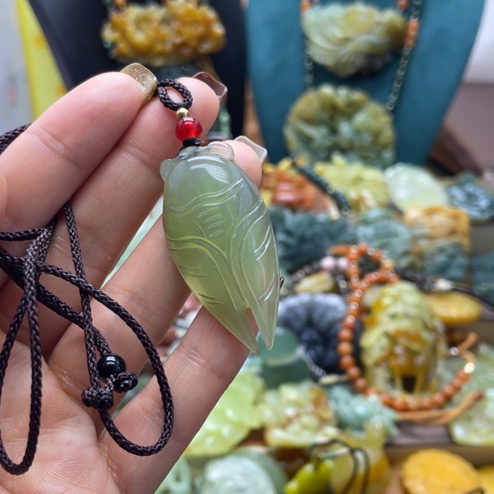 蛇纹石玉未镶嵌颈饰