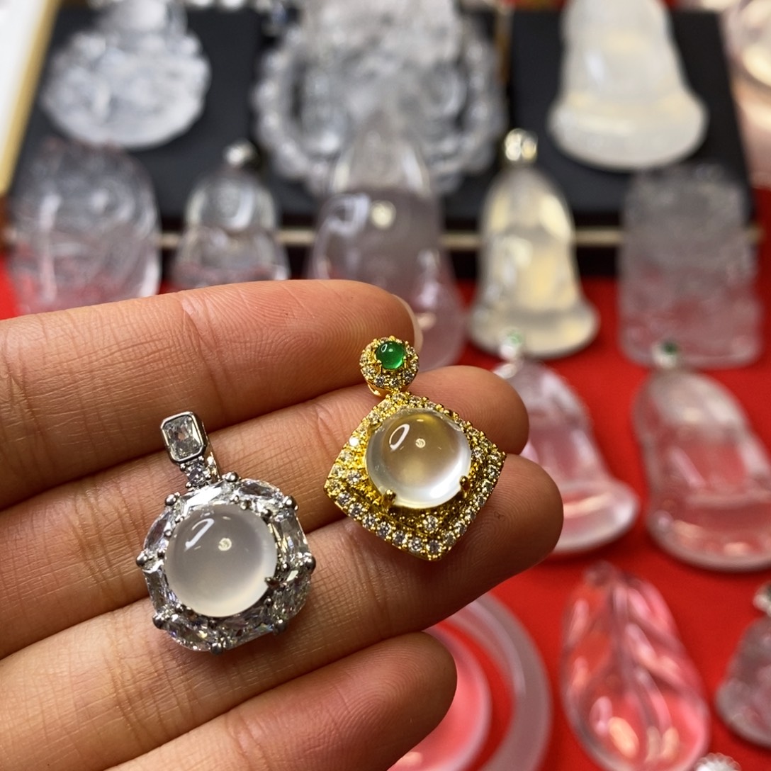石英质玉合金吊坠