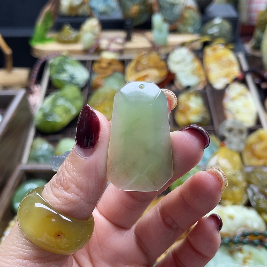 蛇纹石玉颈饰未镶嵌岫玉挂坠