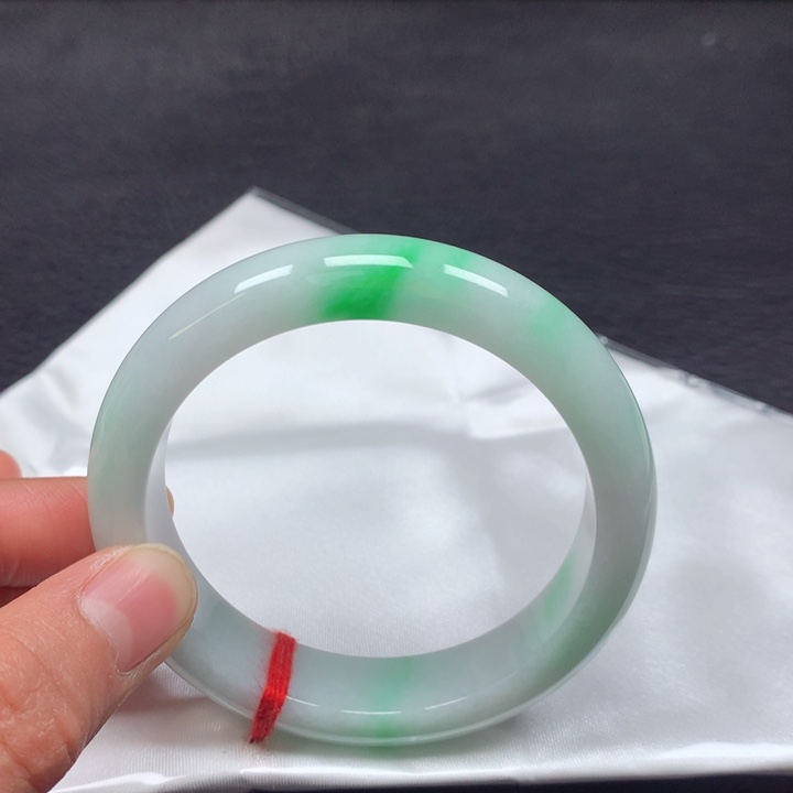 翡翠手镯未镶嵌55圈