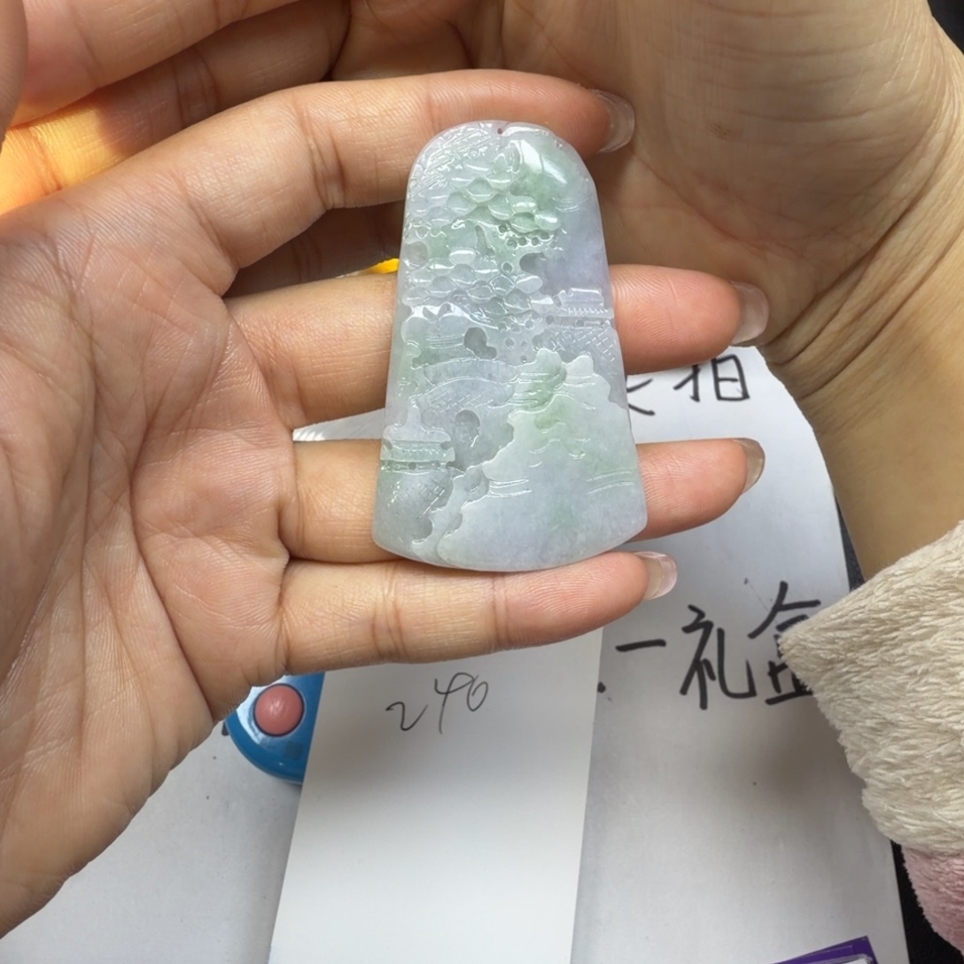 L***M翡翠未镶嵌颈饰。。