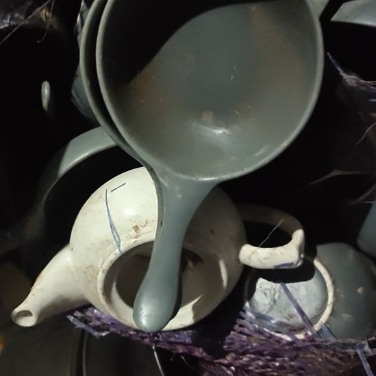 瓷发两个黑色手柄料碟子！