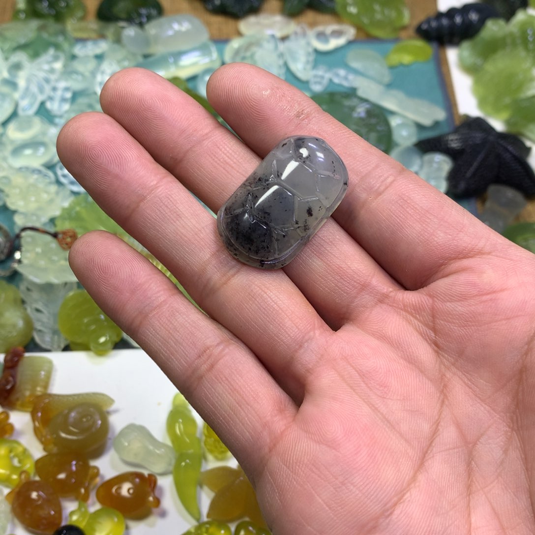 岫玉颈饰未镶嵌龟壳