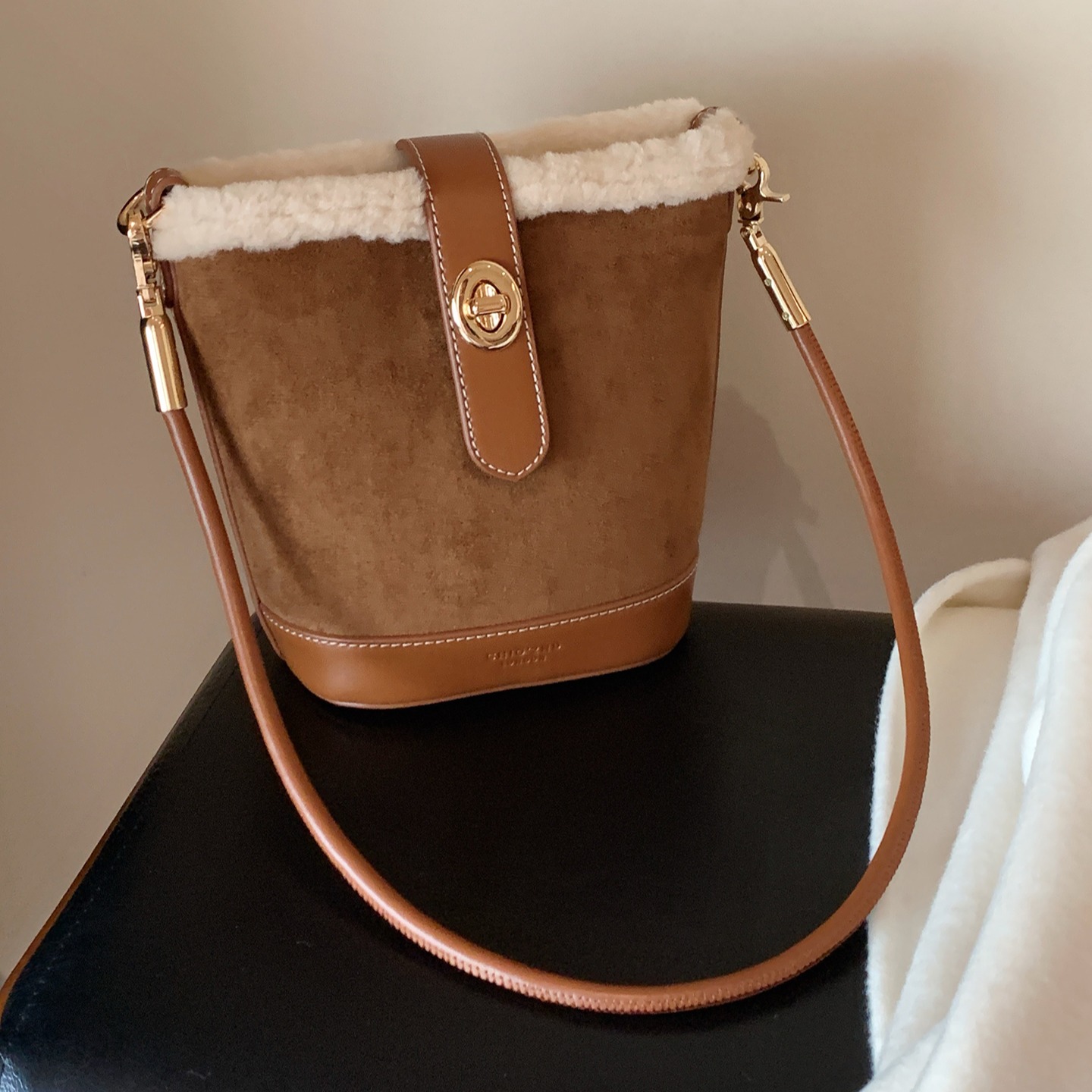 南风Chio2nd水桶包包百搭女秋冬麂皮毛绒包单肩斜挎包