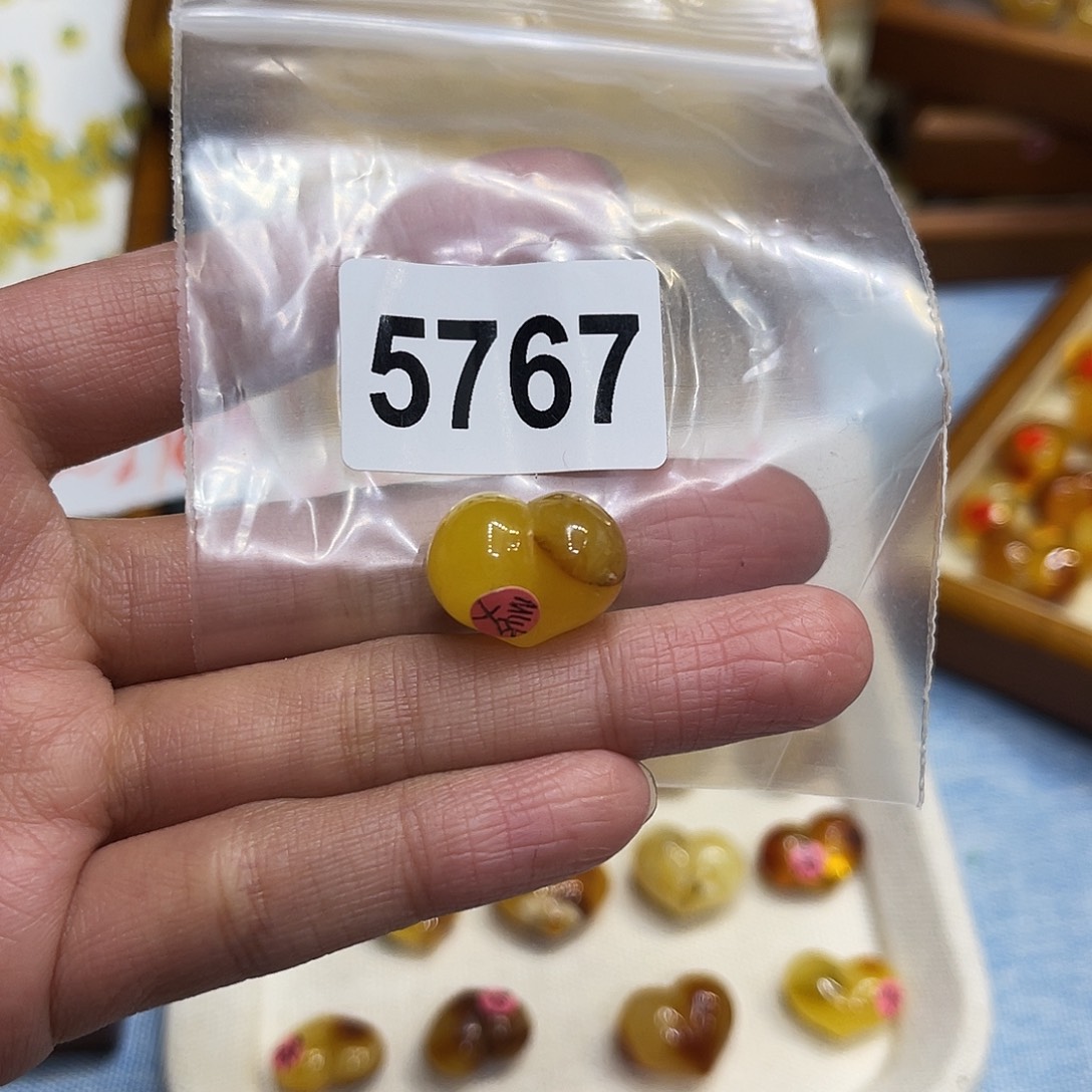 琥珀未镶嵌珠宝奇石