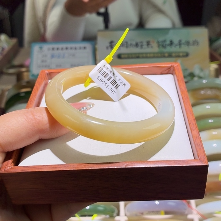 周***学和田玉未镶嵌手镯