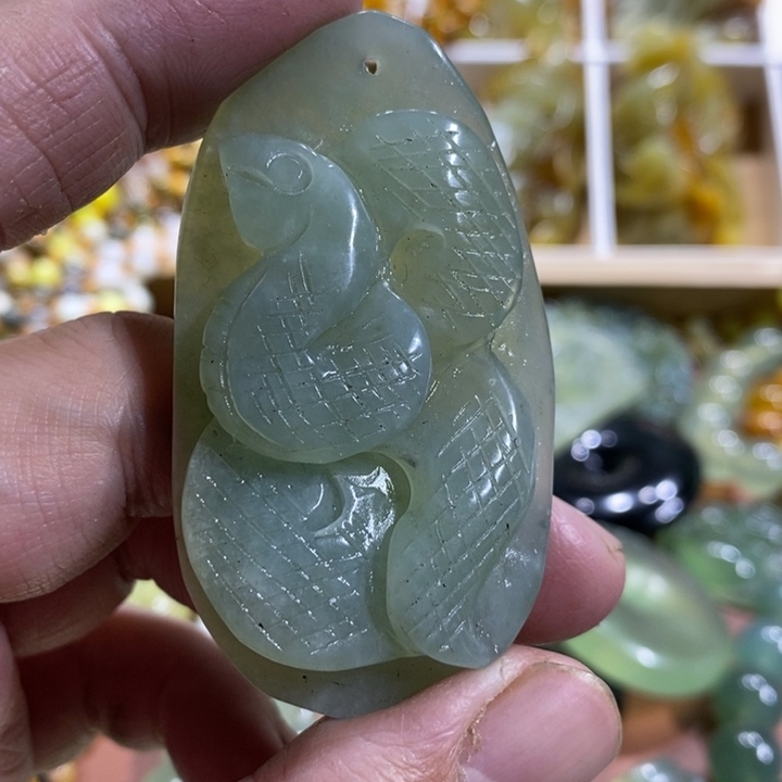 蛇纹石玉颈饰未镶嵌