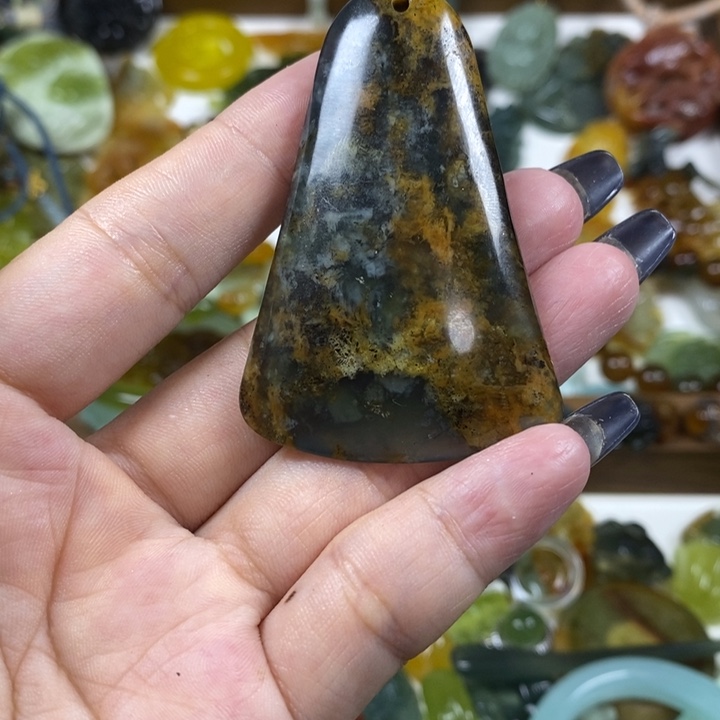 未镶嵌蛇纹石玉吊坠