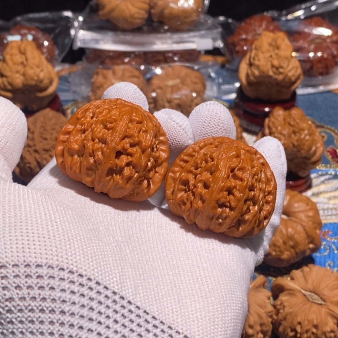 文玩核桃吊坠白狮子