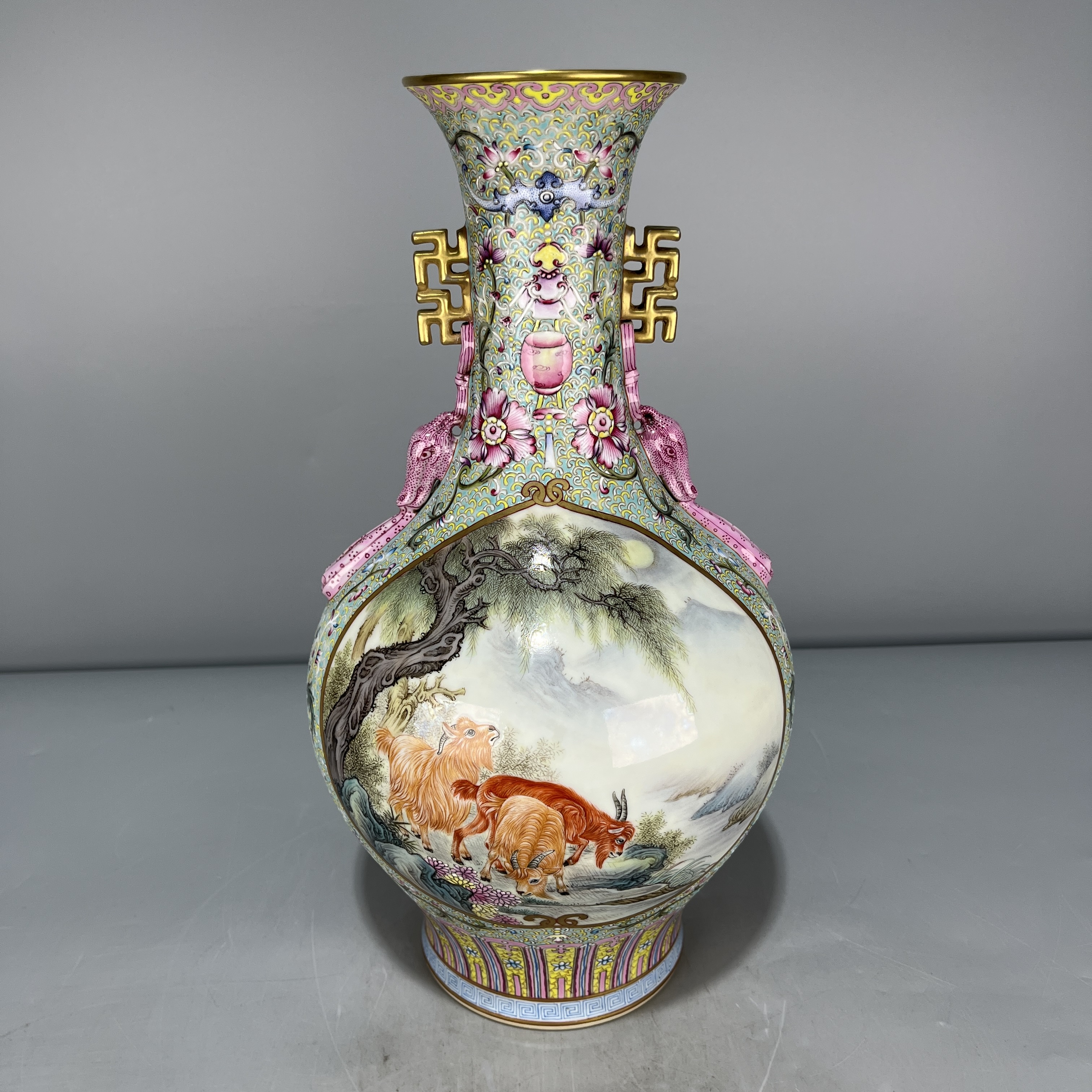 当代仿制 仿古大清乾隆年制珐琅彩描金福禄三阳开泰图双耳瓶