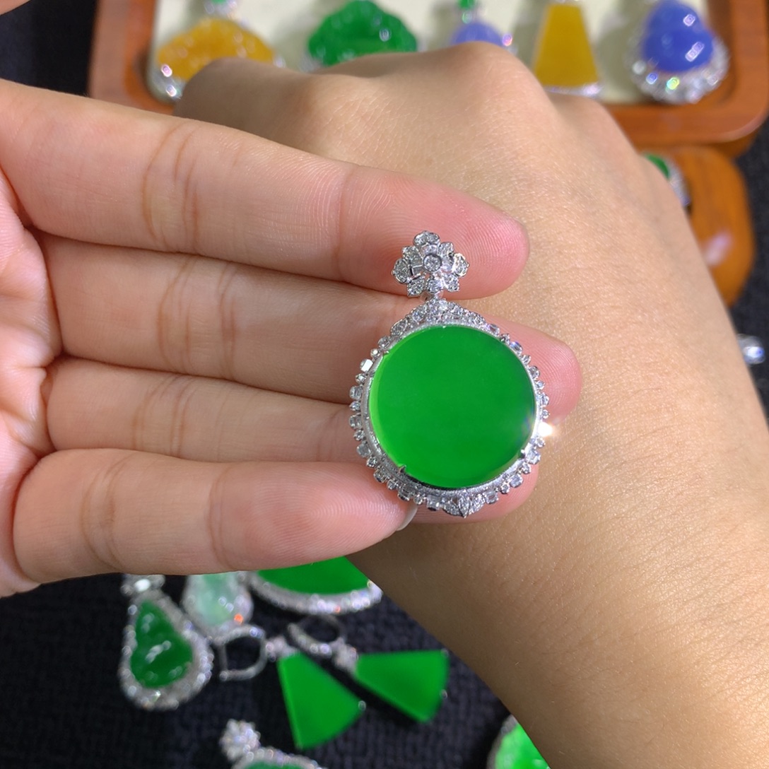 翡翠18K金镶嵌颈饰