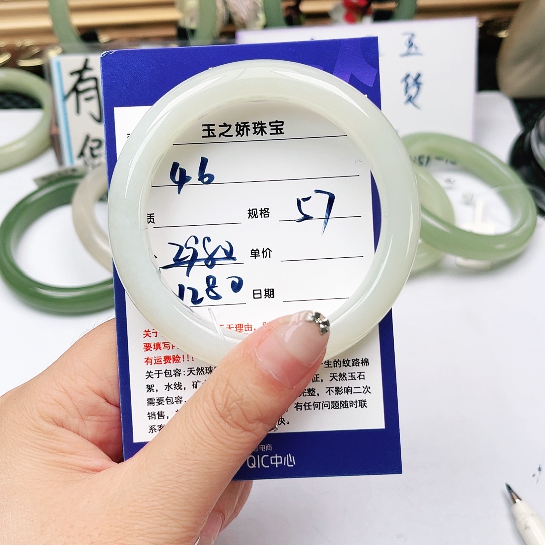 和田玉手镯未镶嵌