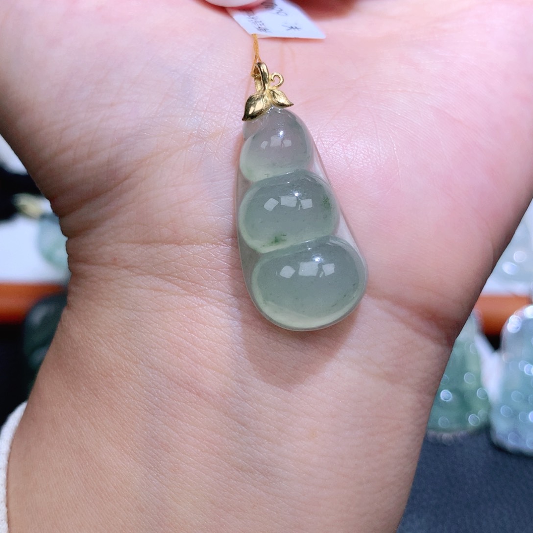 颈饰18K金镶嵌翡翠福豆