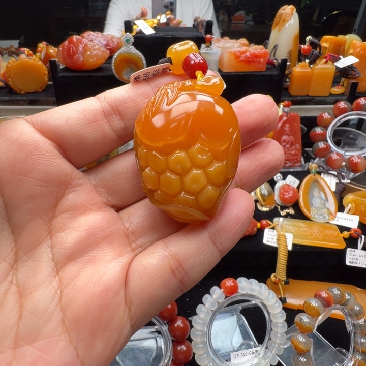 未镶嵌石英质玉（黄龙玉）颈饰