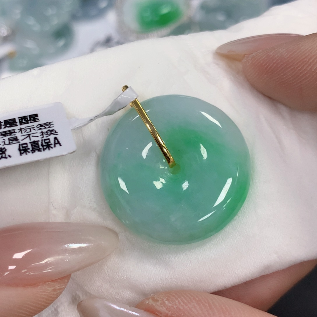 颈饰18K金镶嵌翡翠