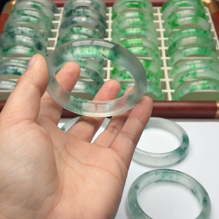 你***了石英质玉未镶嵌手镯