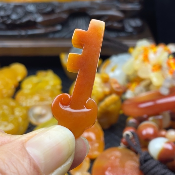 石英质玉（黄龙玉）挂件合金