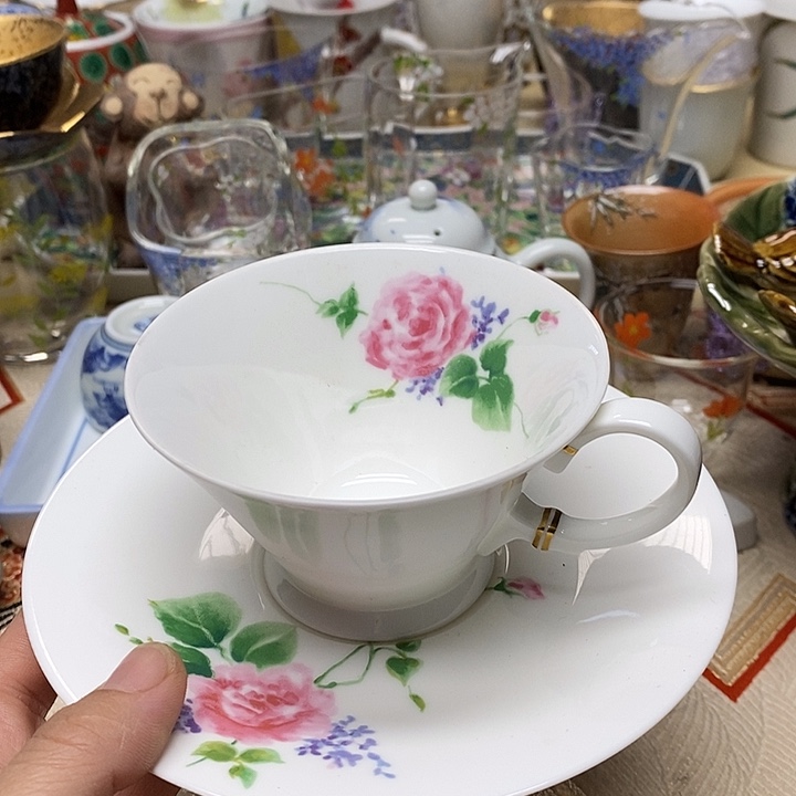 茶壶紫砂杯子和一大瓶可乐和可乐等的小日子