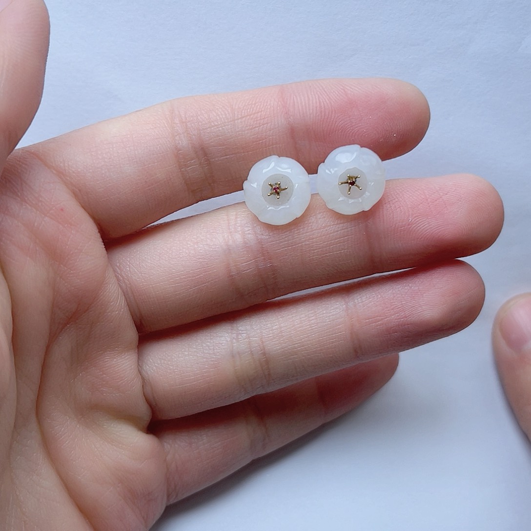 和田玉耳钉。k k18K金镶嵌