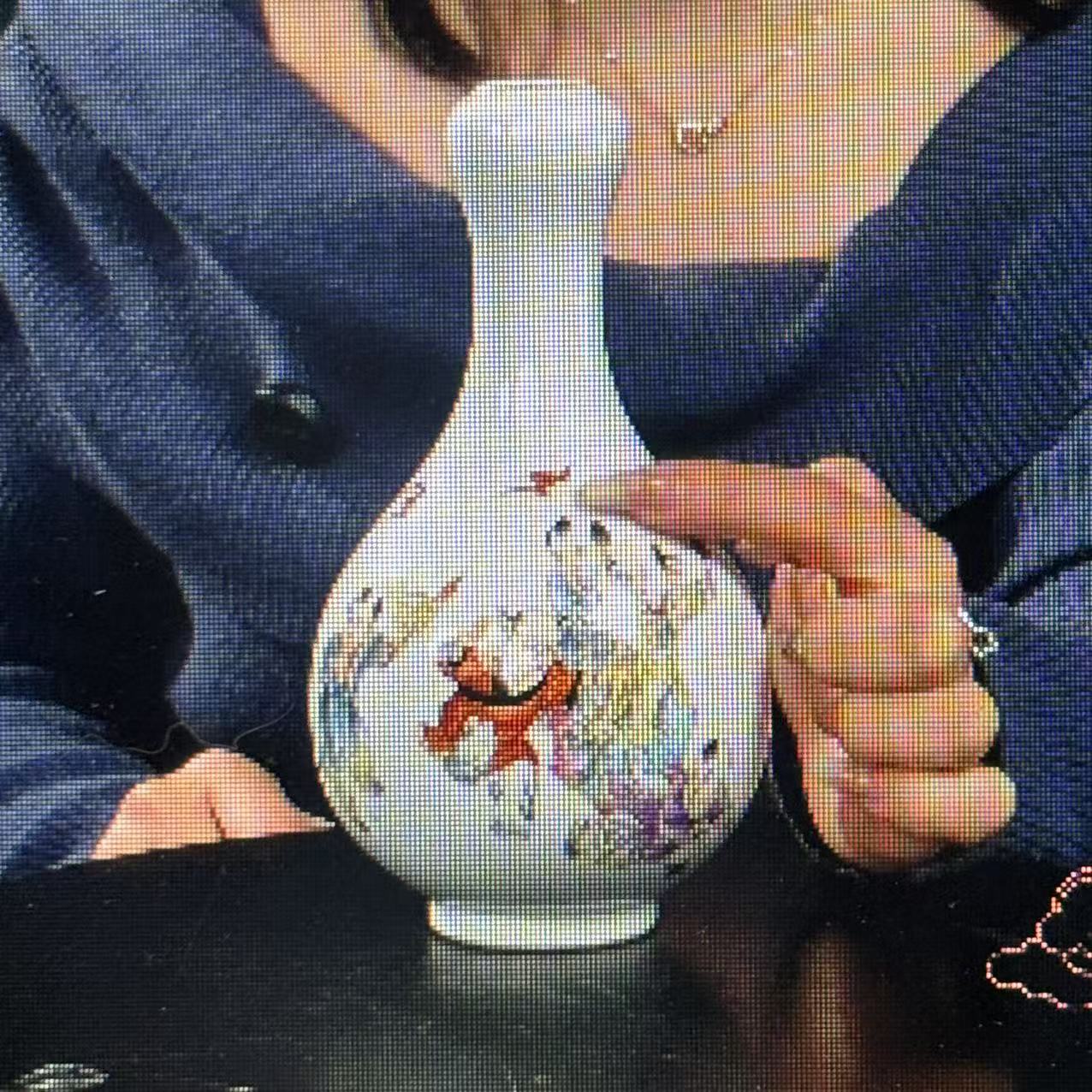 粉彩虹蝠婴戏图蒜头瓶