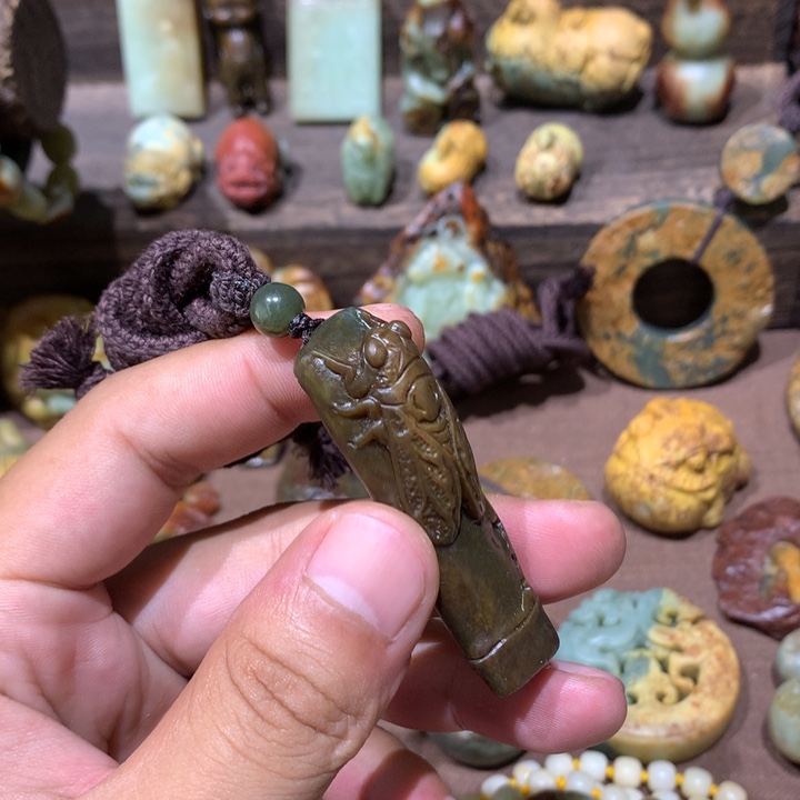 未镶嵌岫岩河磨玉（透闪石质玉）把件