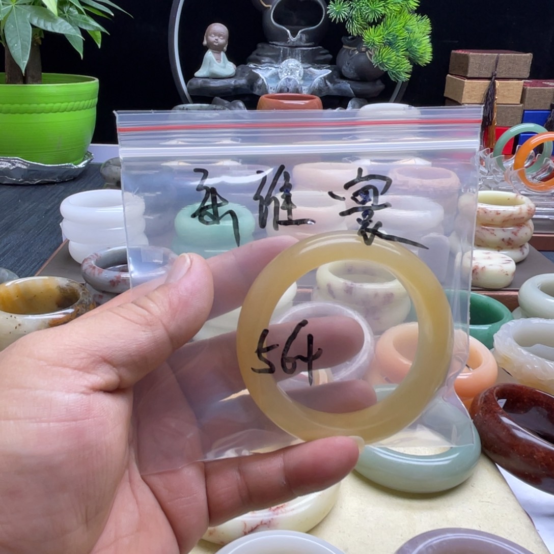 乐***寰石英岩玉未镶嵌手镯