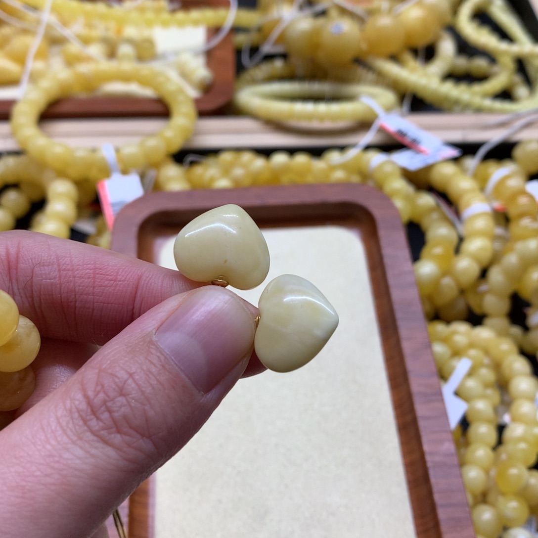 琥珀裸石未镶嵌丽*蜜蜡