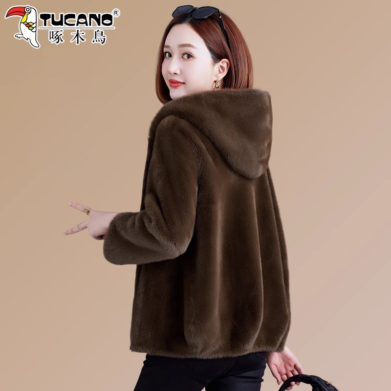 啄木鸟水貂绒外套女2025新款冬季时尚保暖妈妈短款皮毛一体上衣