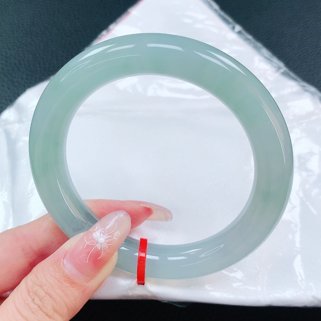翡翠手镯未镶嵌55圈