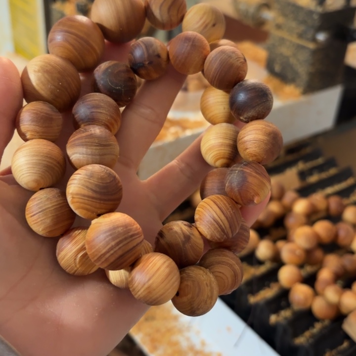 冀***哥柏木多宝瑕疵手持一条