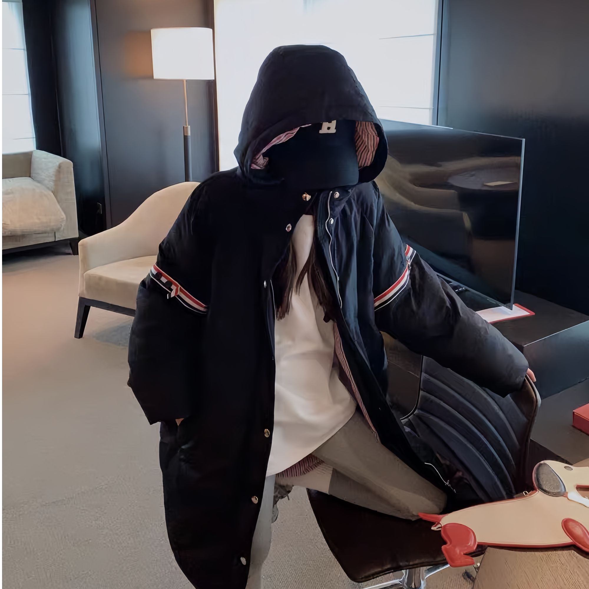 冬季学院风情侣织带设计中长款连帽羽绒服