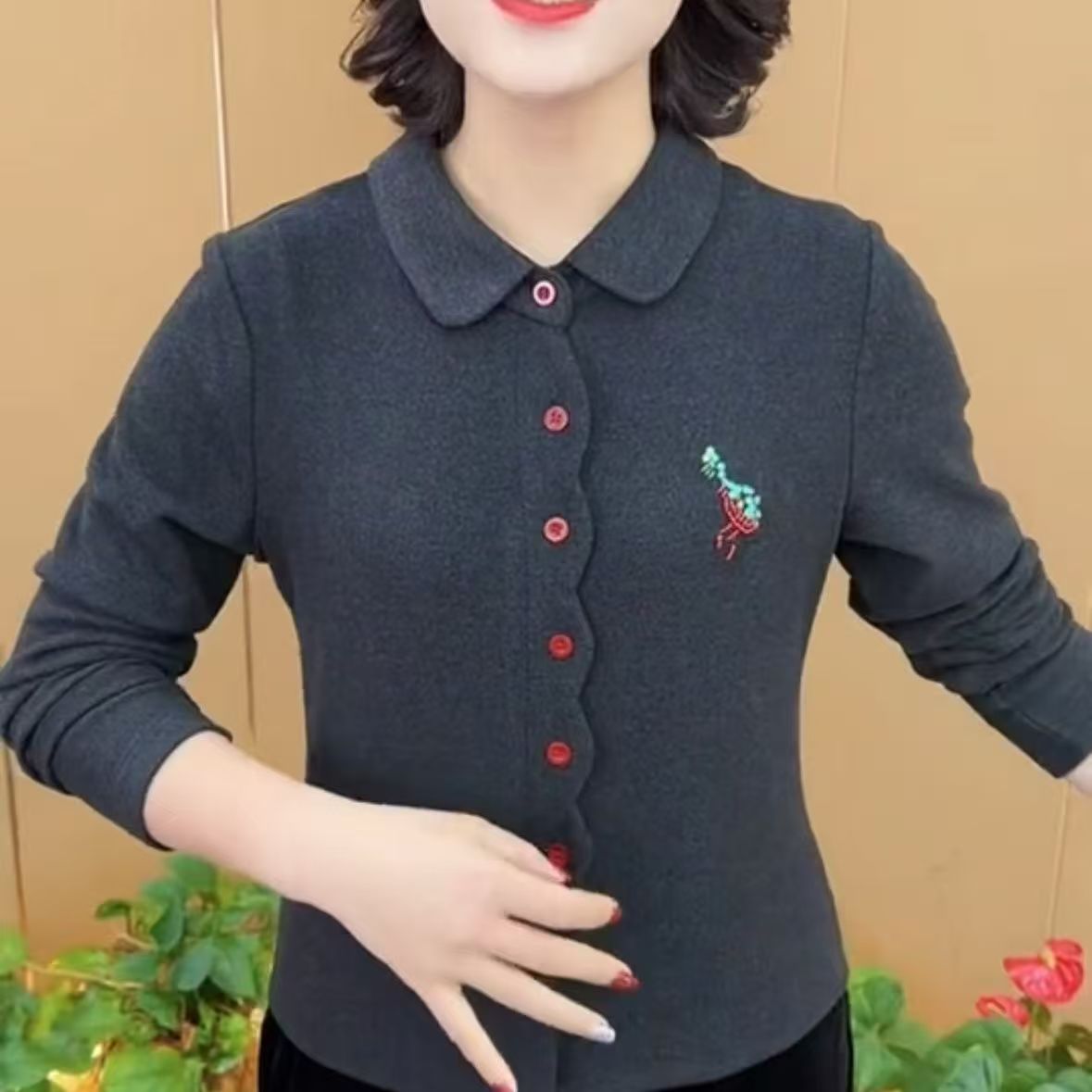德绒妈妈刺绣装秋冬新款防寒保暖显瘦女士打底衫减龄加厚上衣