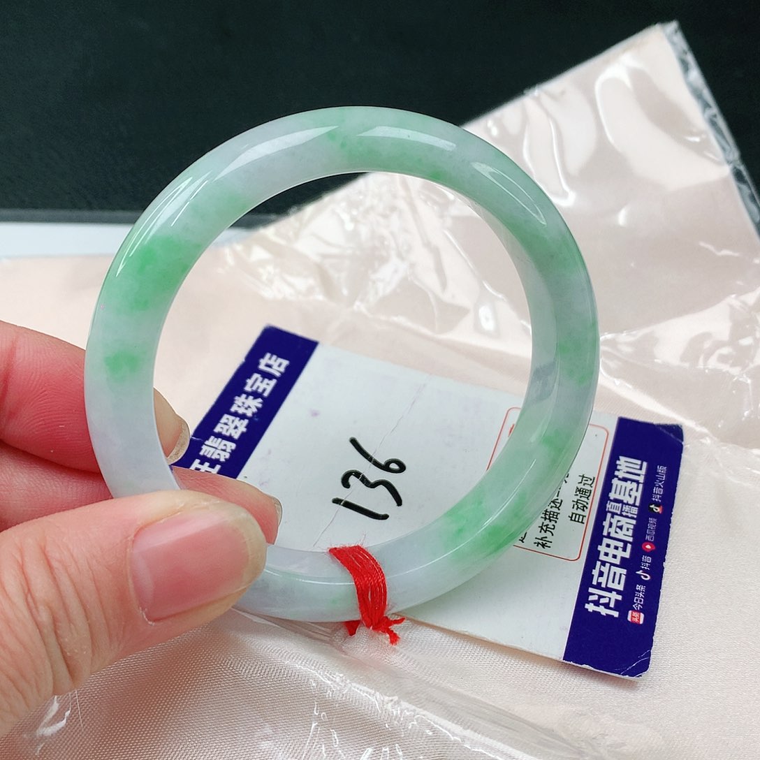 翡翠手镯未镶嵌翡翠