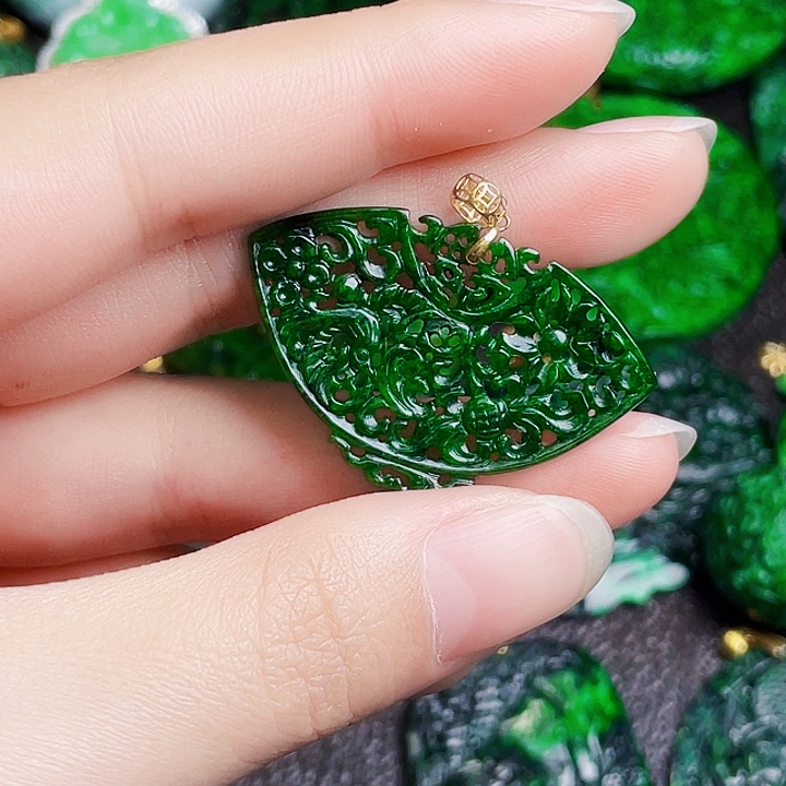 翡翠18K金镶嵌颈饰多样性