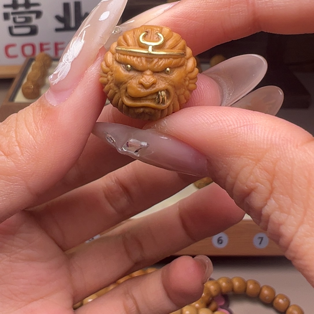 文玩核桃把件镶嵌款金箍大圣18左右尺寸全品有正常封口线