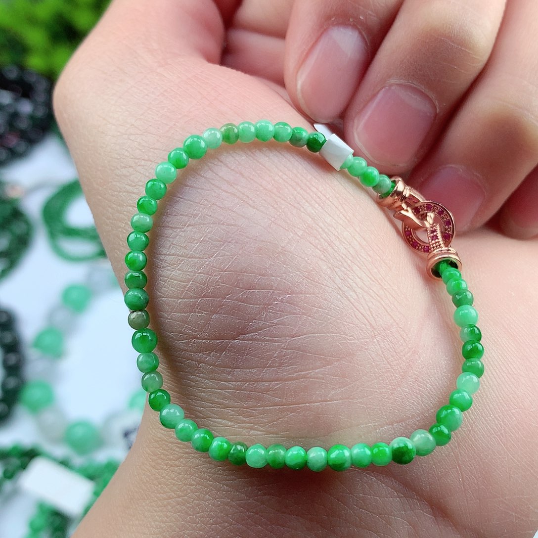 翡翠颈饰未镶嵌手串