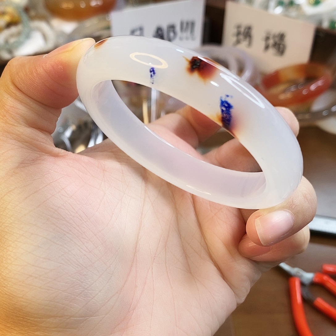 玛瑙/玉髓未镶嵌手镯A813。57圈。 瑕