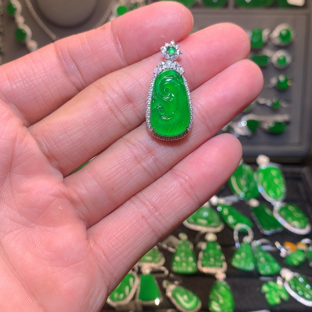 翡翠吊坠(不含链)18K金镶嵌天然翡翠