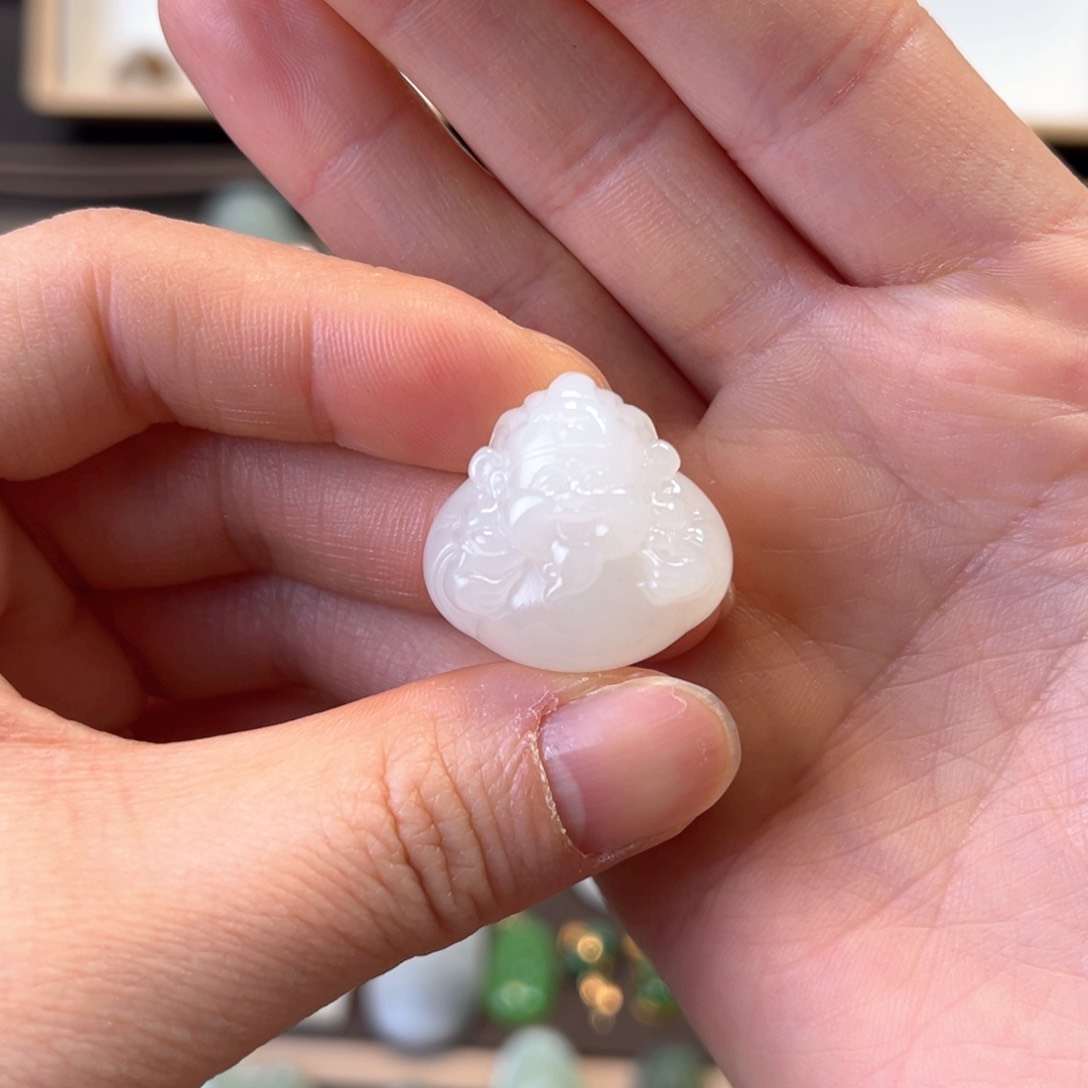 和田玉颈饰未镶嵌哈**格财神